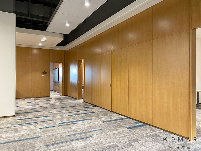 辦公區_到頂胡桃木墻板.png